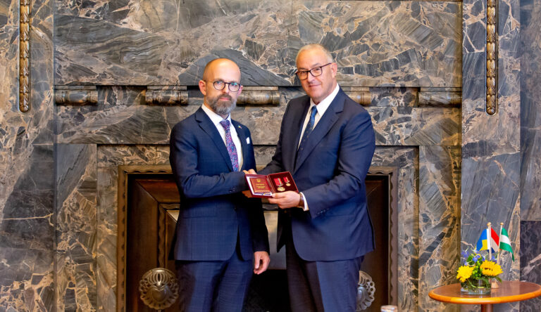 Burgemeester Ahmed Aboutaleb ontvangt van de nieuwe Oekraïense ambassadeur, Oleksandr Karasevych, de ‘Order of Merit III degree’. Foto Gemeente Rotterdam / Bart Hoogveld.