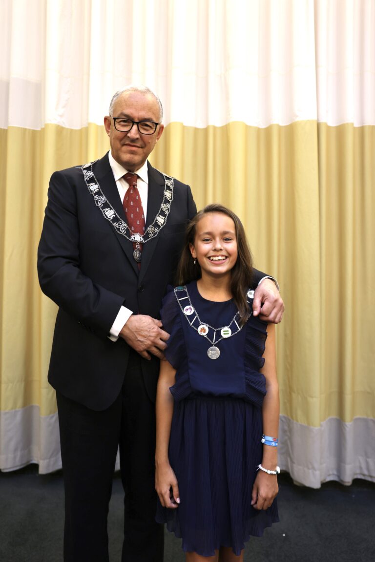 Burgemeester Aboutaleb met kinderburgemeester Dominique.
