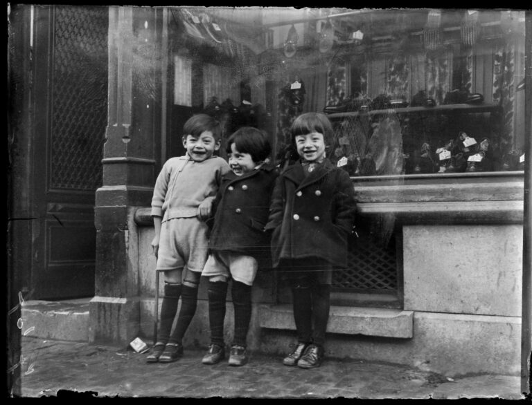 Drie Chinese kinderen op Katendrecht, 1920-1935. Collectie Spaarnestad