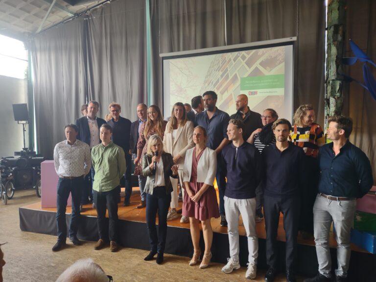 Wethouder Chantal Zeegers van Klimaat, Bouwen en Wonen dankt de deelnemers van de Xplore groep.