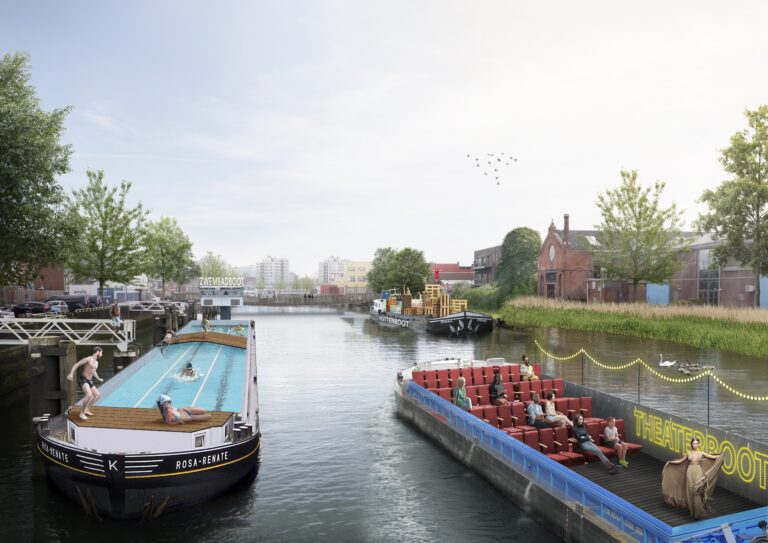 We zien een haven met daarin drie open schepen, een zwembadboot, een huttenbouwboot en een rondvaartboot.