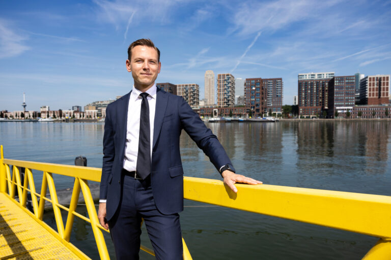 Wethouder Tim Versnel bij watertaxihalte Maashaven waar Nelson Mandelapark moet komen.