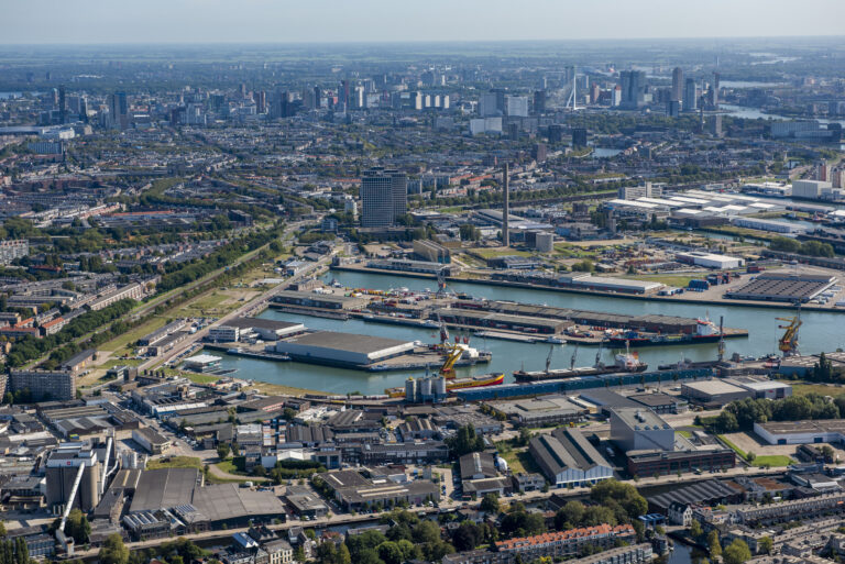 Luchtfoto van de Merwehaven door Jan van der Ploeg