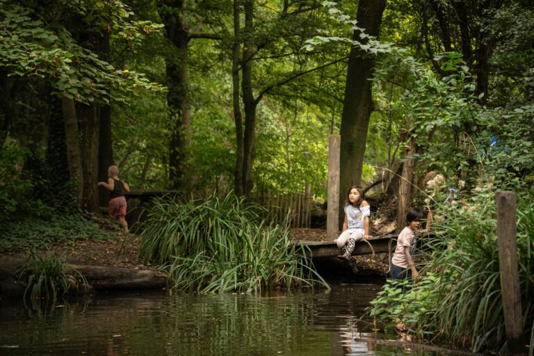 Twee foto’s van natuurspeeltuin De Speeldernis aan de Roel Langerakweg. Foto’s afkomstig van De Speeldernis.