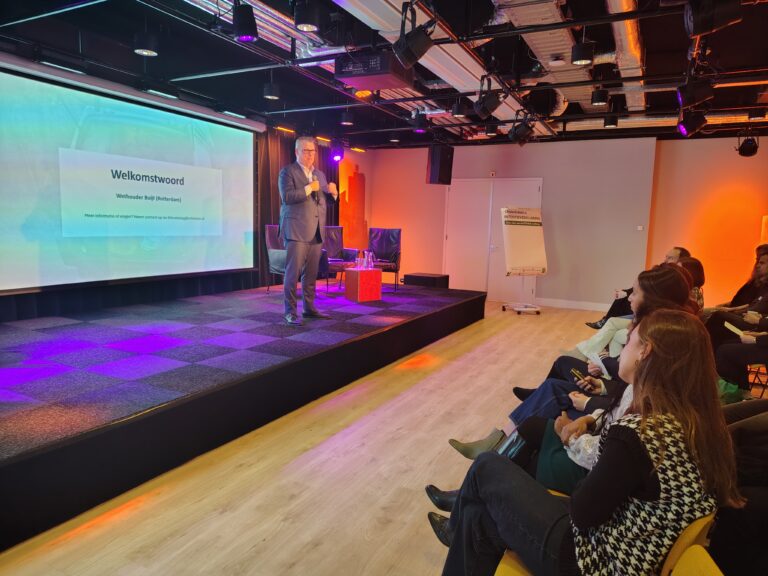 Wethouder Ronald Buijt spreekt de deelnemers aan de Ethos-telling toe.