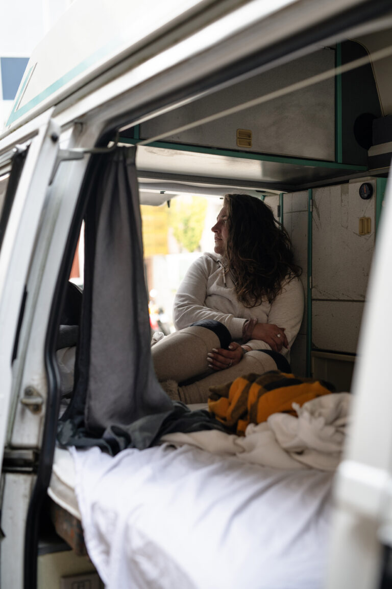 Vrouw leeft vanuit een busje.
