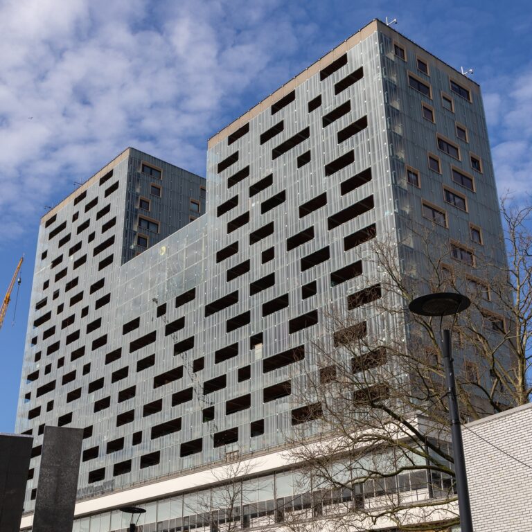 • Karel Doorman (lichte woningen op monument), foto: Irene Hoekstra